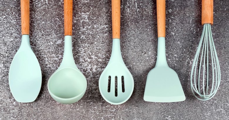 Zestaw przyborów kuchennych – co powinien zawierać, aby ułatwić gotowanie?