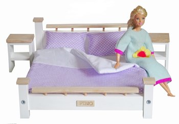 Zestaw Sypialnia ASH drewniana podwójna dla Barbie i Kena : Łóżko + 2 szafki nocne + pościel , mebelki drewniane do domku dla lalek Model lawendowy - PINO