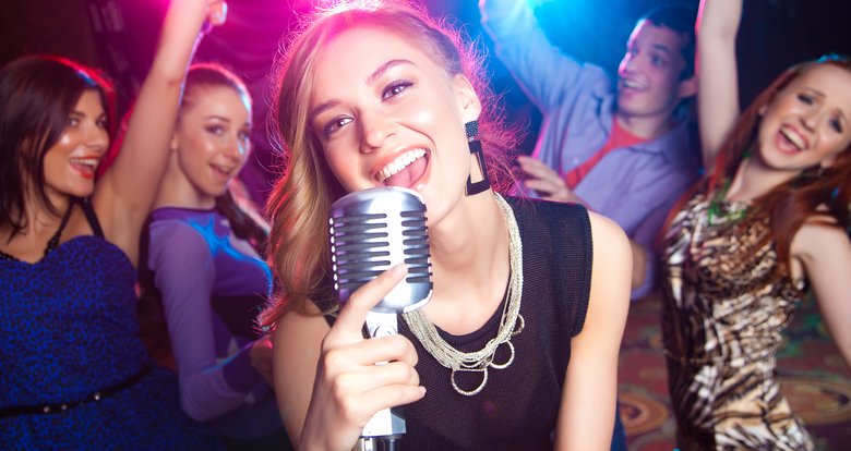 Zestawy do karaoke, czyli jak rozkręcić każdą letnią imprezę