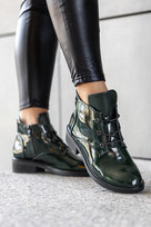 Zielone botki damskie lakierowane na niskim klocku sznurowane Casu D24WX4-G-36