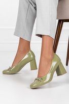 Zielone czółenka skórzane na słupku ze złotą sprzączką PRODUKT POLSKI Casu 2509-41