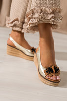 Złote Sandały Skórzane Damskie Na Koturnie Błyszczące Ozdobne Kwiaty Produkt Polski Casu 3014-703-38