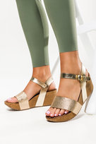 Złote sandały skórzane damskie na koturnie błyszczące PRODUKT POLSKI Casu 40286-40