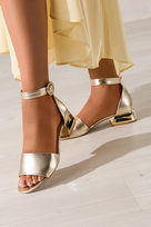 Złote Sandały Skórzane Damskie Na Ozdobnym Niskim Obcasie Z Zakrytą Piętą Pasek Wokół Kostki Produkt Polski Casu 2143-703-N-35