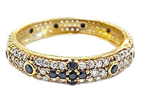 Złoty pierścionek 375 obrączkowy z białymi i czarnymi cyrkoniami i krzyżykiem r21