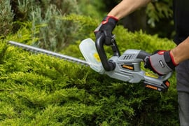 NOŻYCE AKUMULATOROWE DO ŻYWOPŁOTU KRZEWÓW 45CM KORPUS SYSTEM