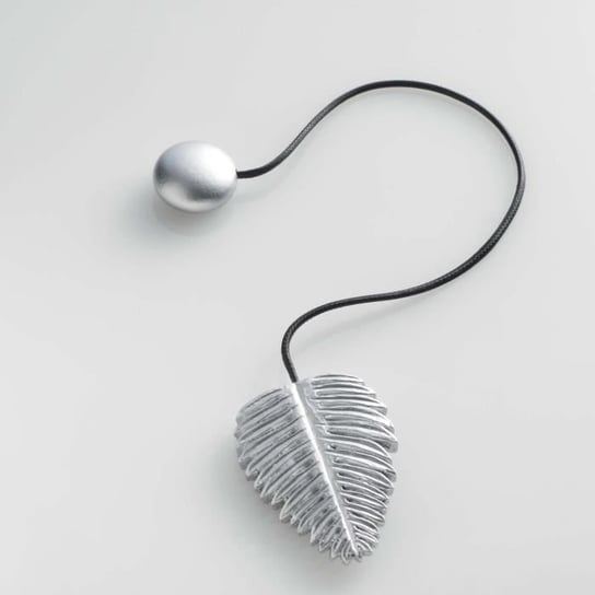 1 opaska magnetyczna Zafara w kolorze srebrnym w kształcie liścia Inna marka
