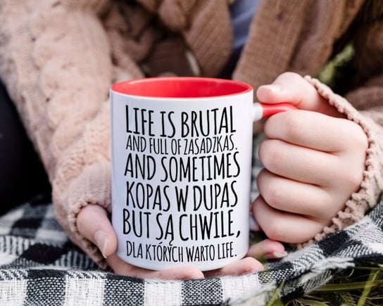 Kubek ceramiczny PREZENT DO PRACY LIFE IS BRUTAL AND FULL ZASADZKAS