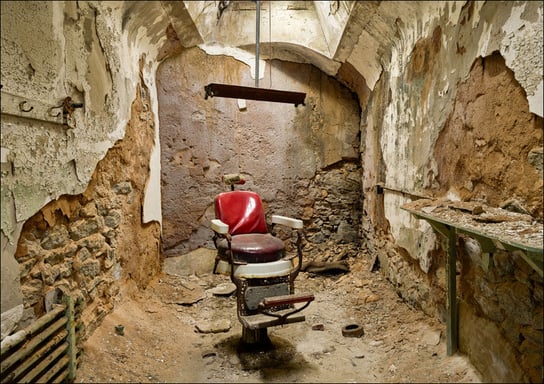 A barber’s chair at the Eastern State Penitentiary in Philadelphia., Carol Highsmith - plakat 60x40 cm Galeria Plakatu