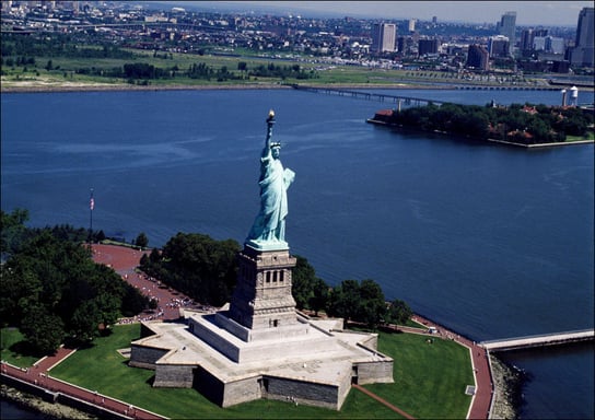 Aerial view of the Statue of Liberty, Carol Highsmith - plakat 40x30 cm Galeria Plakatu