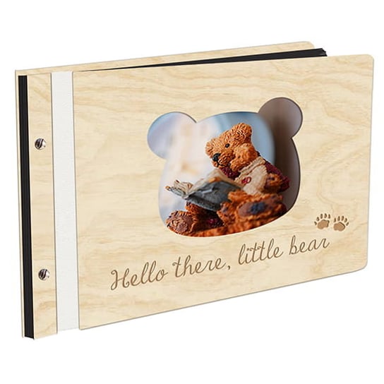 Album Na Zdjęcia Dla Dziecka Miś Hello Thete Little Bear W Drewnianej Oprawie Z Czarnymi Kartami Z Grawerem PomysloweGadzety