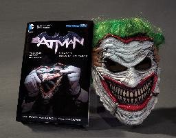 Batman: Death of the Family. Book and Joker Mask Set Snyder Scott, Capullo Greg