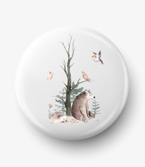 Button przypinka z grafiką niedźwiadek pod drzewkiem, średnica 58 mm Inna marka