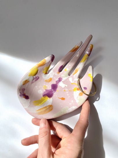 Ceramiczna Dłoń Halo Wiosna Podstawka na Biżuterię Maison Fragile