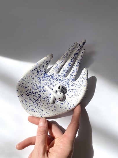 Ceramiczna Dłoń Niebieskie Ciapki Podstawka na Biżuterię Maison Fragile