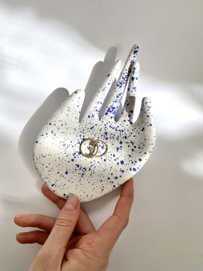 Ceramiczna Dłoń Niebieskie Ciapki Podstawka na Biżuterię Łapka Maison Fragile