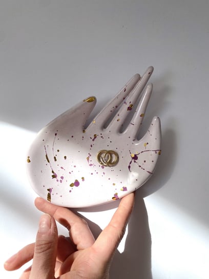 Ceramiczna Dłoń Podstawka na Biżuterię Lolipop w Złote Ciapki Maison Fragile