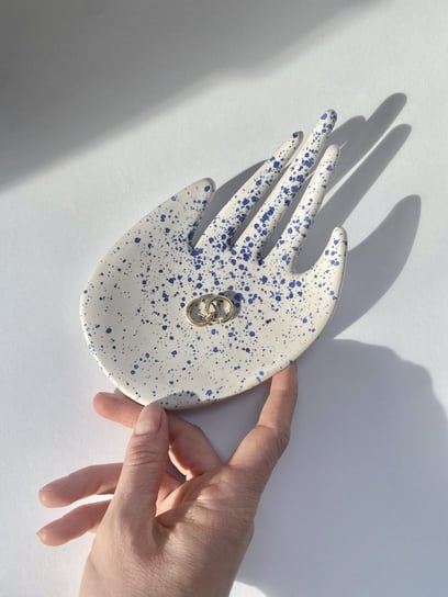 Ceramiczna Dłoń w Niebieskie Ciapki Stojak na Biżuterię Łapka Maison Fragile