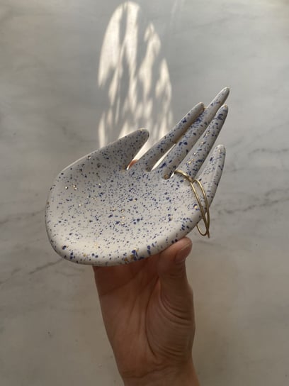 Ceramiczna Dłoń w Niebiesko Złote Ciapki Spodek na Biżuterię Maison Fragile