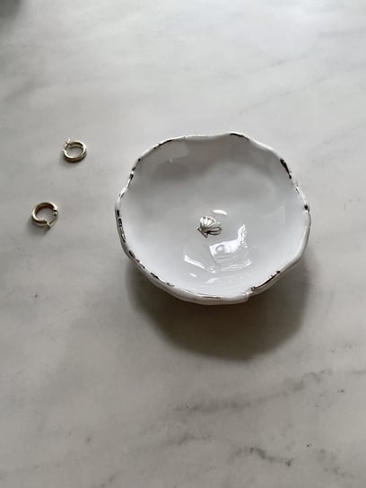 Ceramiczna Miseczka na Biżuterię  ze Srebrnymi Rantami i Muszelką Inna marka