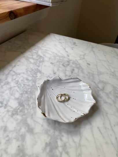 Ceramiczna Muszelka Podstawka na Biżuterię w Złote Ciapki Maison Fragile