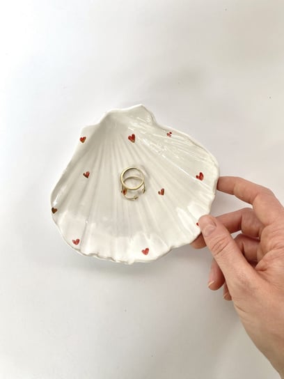 Ceramiczna Muszelka w Czerwono Złote Serduszka Podstawka na Biżuterię (1) Maison Fragile