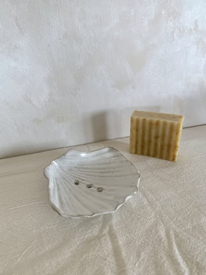 Ceramiczna Mydelniczka Muszla Speckled White Maison Fragile