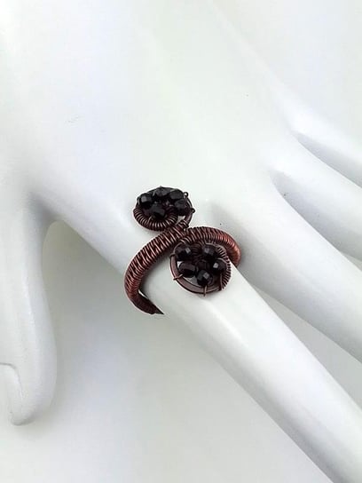 Czarny turmalin - pierścionek miedziany 24x10 mm, rozmiar 17 – regulowany, znak Skorpiona, Panny, Wagi, Barana i Koziorożca Ludwika Lipińska
