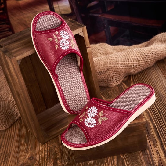 Czerwone skórzane pantofle damskie w kwiaty slippers 107 r. 40 Inna marka