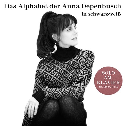 Das Alphabet der Anna Depenbusch in Schwarz-Weiß. Solo am Klavier Anna Depenbusch