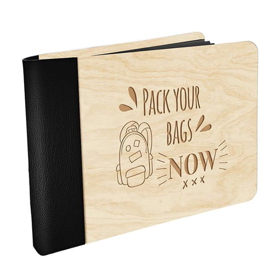 Drewniany MINI FOTO ALBUM na zdjęcia PACK YOUR BAGS NOW z grawerowaną okładką z czarnymi kartami  album podróżniczy z plecakiem PomysloweGadzety
