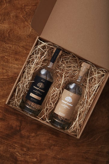 Dwie Eleganckie Butelki Z Drewnianymi Płatkami do Whisky & Rum 10G Zapakowane Na Prezent Inny producent