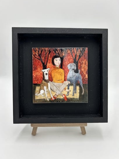 Dziewczynka z psami w lesie - obrazek ceramiczny w ramce drewnianej Artsklep