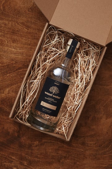 Elegancka Butelka Z Drewnianymi Płatkami do Whisky 5G Zapakowana Na Prezent Inny producent