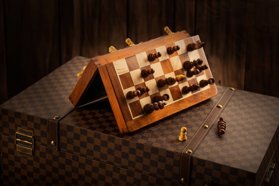 Eleganckie Szachy Magnetyczne z intarsjowaną szachownicą 25 cm Sunrise Chess & Games