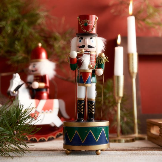 Figurka NUTCRACKER dziadek do orzechów na bębenku 30 cm HOMLA Homla