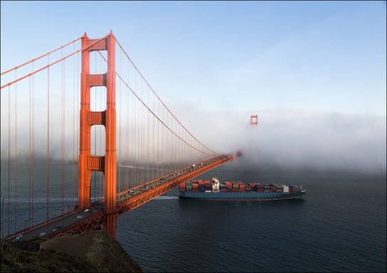 Fog rolls across the Golden Gate Bridge in San Francisco., Carol Highsmith - plakat 100x70 cm Galeria Plakatu