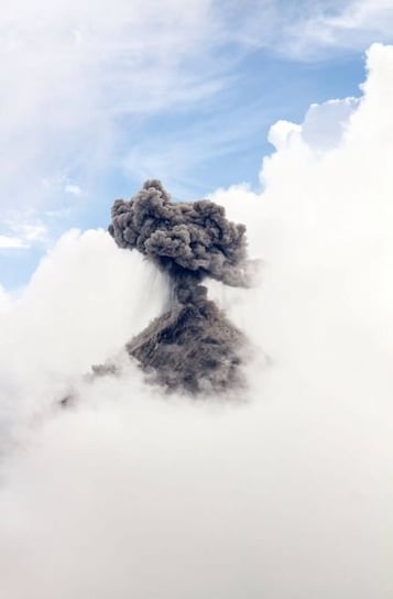 Fototapeta NICE WALL Erupcja Wulkanu, biało-niebieska, 115x175 cm Nice Wall