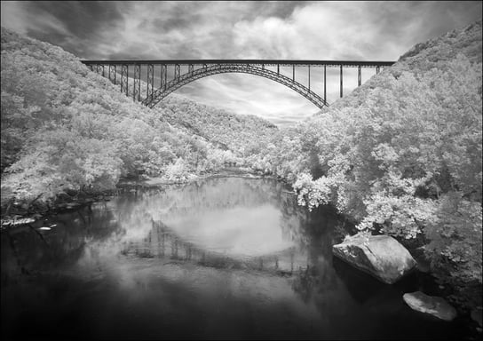 Infrared-camera view of the New River Gorge Bridge in Fayette County, West Virginia., Carol Highsmith - plakat 42x29,7 cm Galeria Plakatu