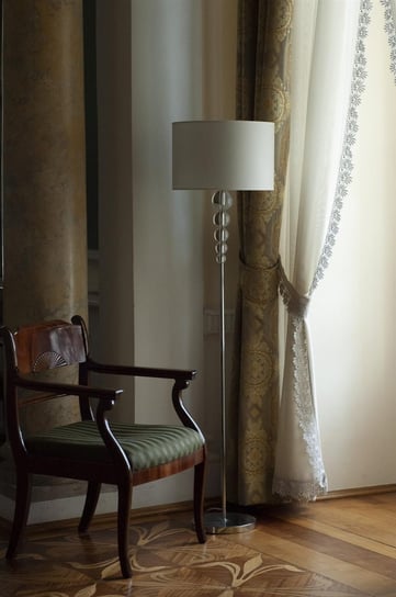 Klasyczna lampa podłogowa ELEGANCE stojąca z kryształkami biała ecru MaxLight