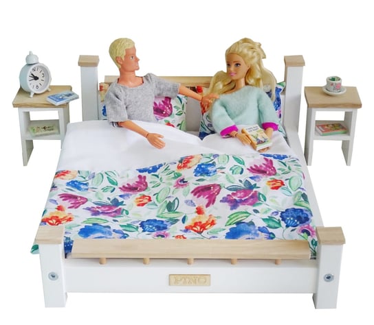 Komplet Sypialnia ASH drewniana podwójna dla Barbie i Kena : Łóżko + 2 szafki nocne + pościel mebelki drewniane do domku dla lalek  , Model akwarela PINO