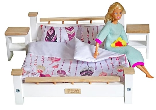 Komplet Sypialnia ASH drewniana podwójna dla Barbie i Kena : Łóżko + 2 szafki nocne + pościel , mebelki drewniane do domku dla lalek Model PIÓRKA PINO