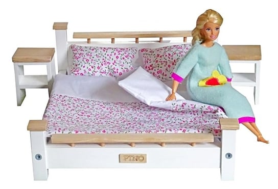 Komplet Sypialnia ASH drewniana podwójna dla Barbie i Kena : Łóżko + 2 szafki nocne + pościel , mebelki drewniane do domku dla lalek Model różowa łączka PINO