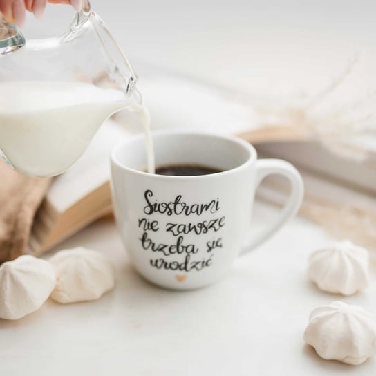 Kubek porcelanowy, z napisami, Siostrami nie zawsze trzeba się urodzić, 300 ml, Nadzwyczajnie, biały Nadzwyczajnie