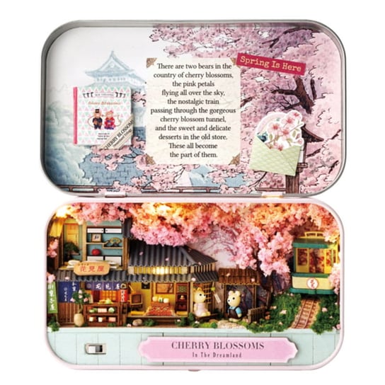 Kwitnące wiśnie Miniaturowy domek w pudełeczku DIY HABARRI miś Japonia Azja sakura kwiaty HABARRI