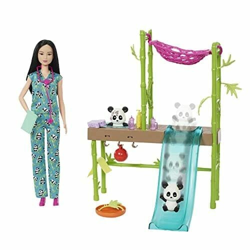 "Lalka Barbie Weterynarz Opiekuje Się Pandami - Zestaw Hkt77" Barbie