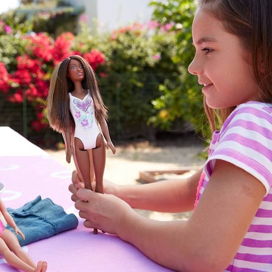 Mattel Barbie Lalka Plażowa Murzynka w Białym Stroju w Kwiaty Mattel
