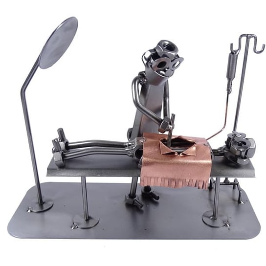 Metalowa figurka Chirurg przy stole. Prezent dla lekarza Inna marka