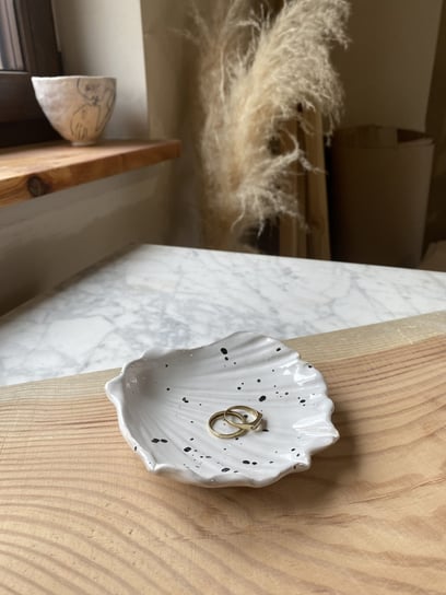Muszelka Dalmatyńczyk Ceramiczna Podstawka na Biżuterię Maison Fragile