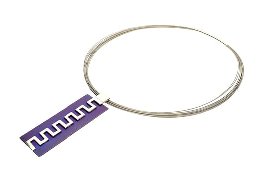 Naszyjnik srebrny z prostokątną fioletową blaszką z greckim wzorem na stalowych linkach AG ARTIS A.Głodowski próba 925 Sezam